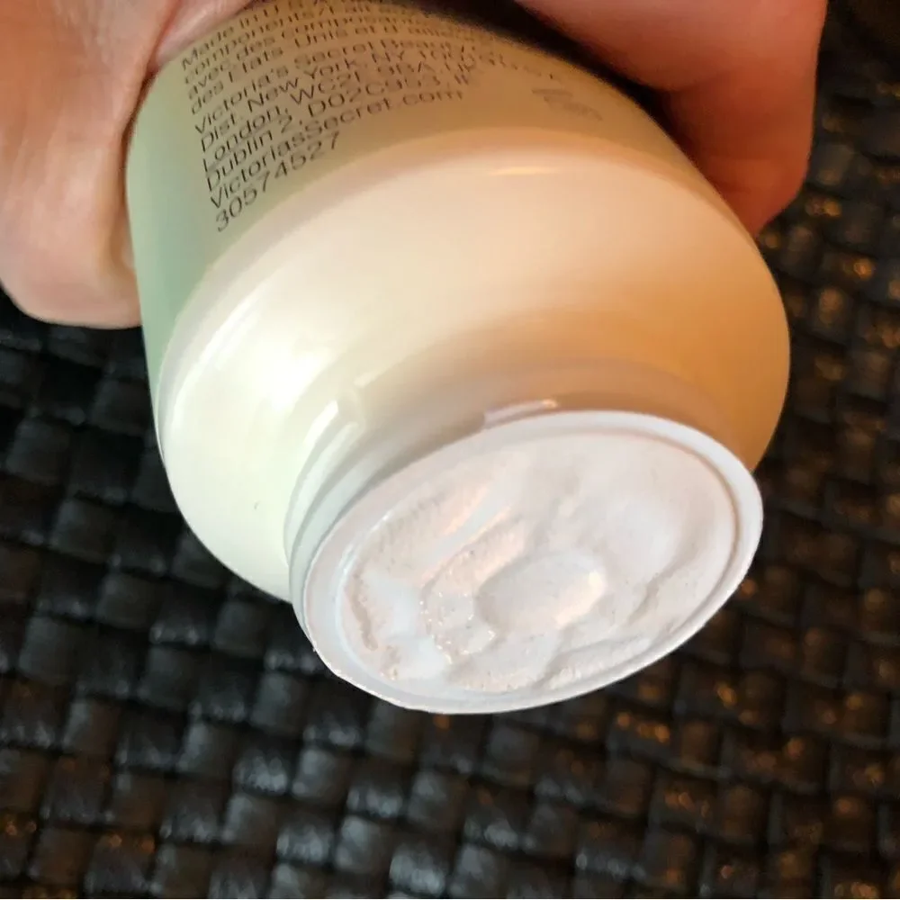 VICTORIA’S SECRET - NWT Cucumber & Green Tea Moisturizing Cream Body Wash.